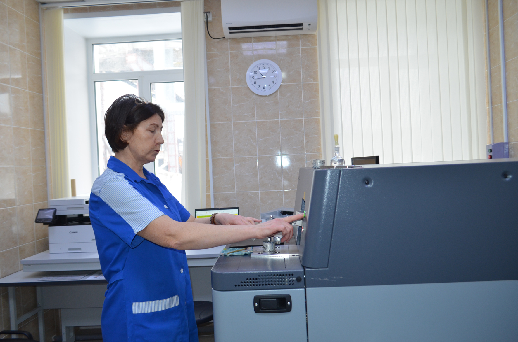 Под контролем лаборантов Под контролем лаборантов
