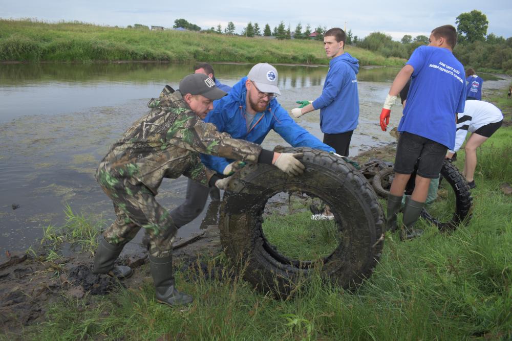 Молодёжь Соликамска очистила берег реки Усолка от мусора