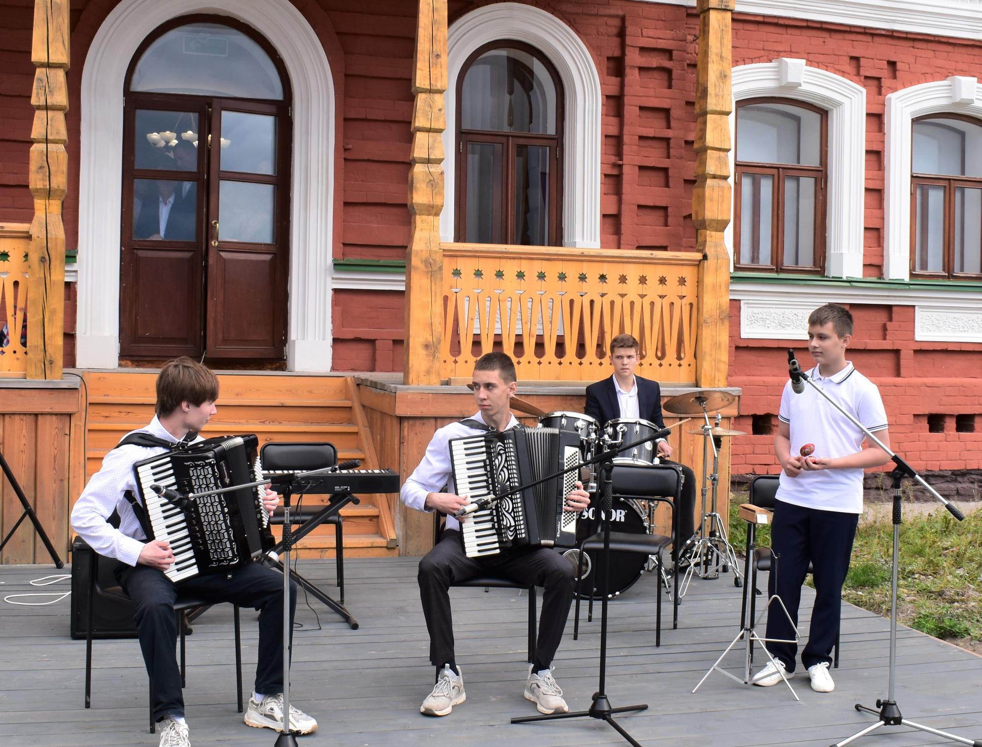 «Славе – не меркнуть. Традициям – жить!»